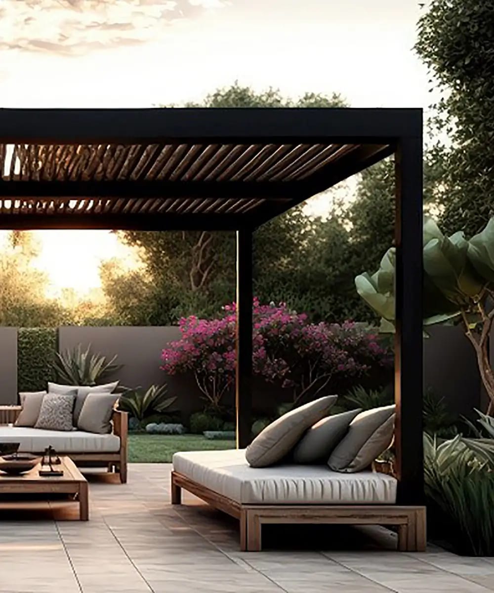 Giardino con pergola, divanetto da esterno con cuscini e piante fiorite