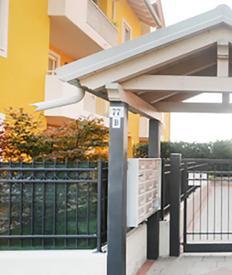 Residenza Alessandra a Rovereto: ingresso con pensilina, cassette postali e cancello pedonale