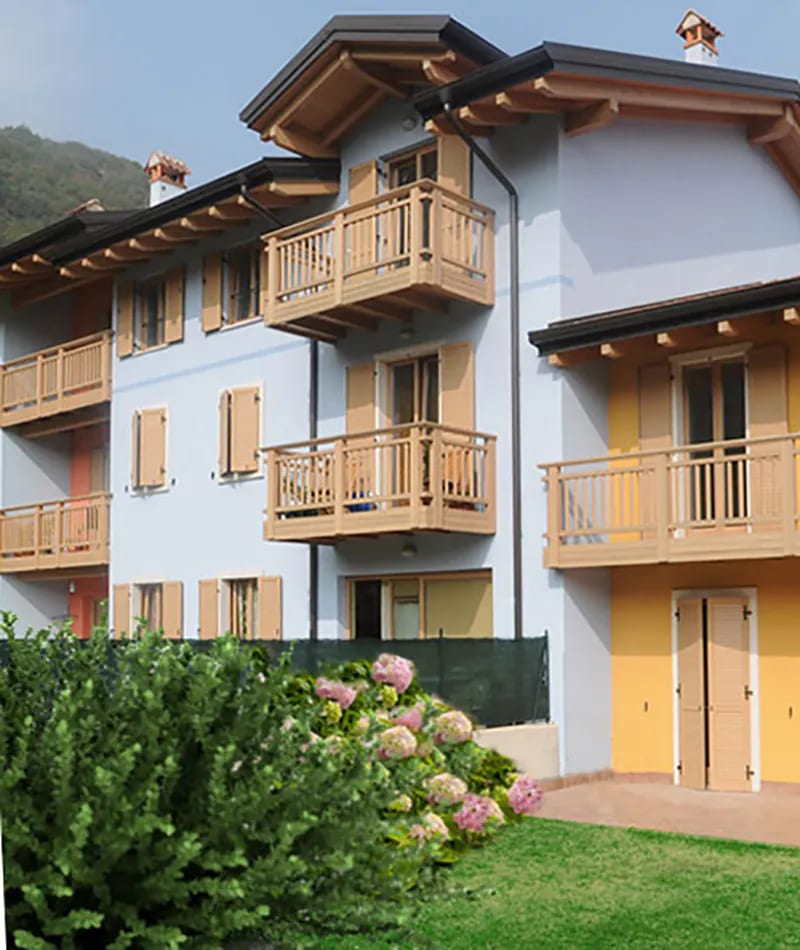 Residenza Amarilli: edifici con balconi in legno, prato e ortensie in primo piano