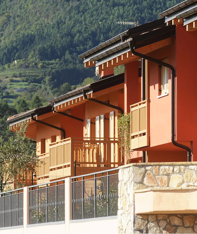 Residenza Francesca a Pedersano: scorcio delle case a schiera con balconi in legno e muro in pietra