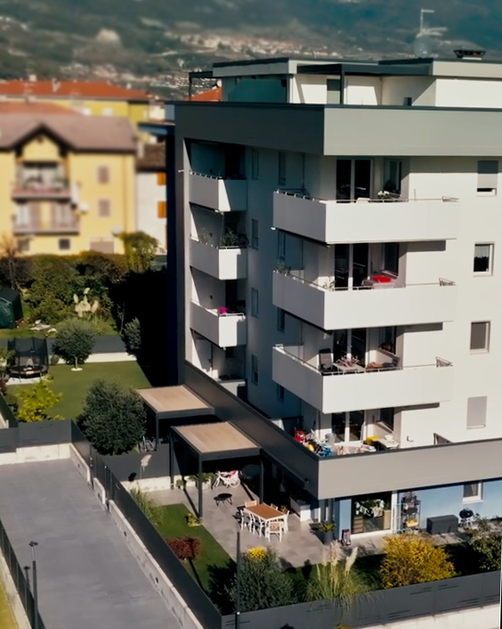 Residenza Al Vigneto a Borgo Sacco, Rovereto: palazzina bianca con balconi e giardini vista dall'alto